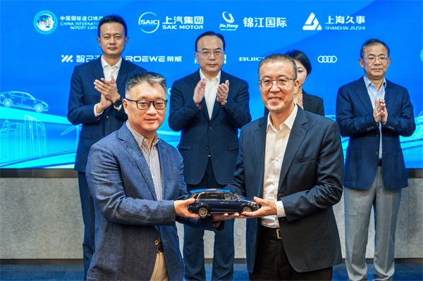 上汽集團(tuán)向進(jìn)博會交付750輛“政要接待用車”