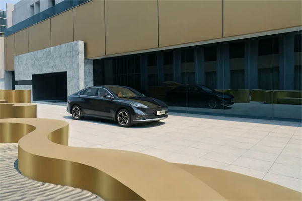 限時(shí)先享置換一口價(jià)！「10萬級(jí)600續(xù)航中級(jí)轎車」五菱星光2025款正式上市！