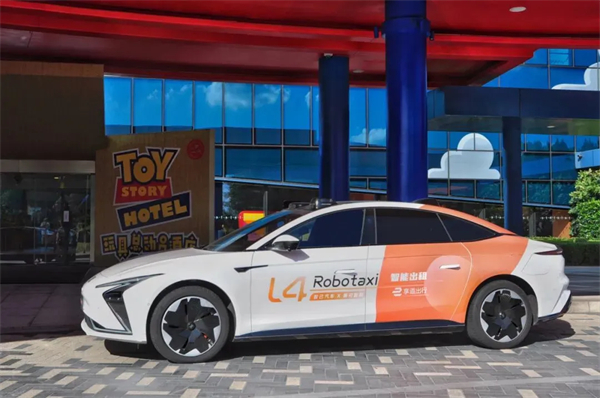 上海首條！上汽享道Robotaxi度假區(qū)專線今日開通 自動駕駛直連上海國際旅游度假區(qū)與浦東機(jī)場